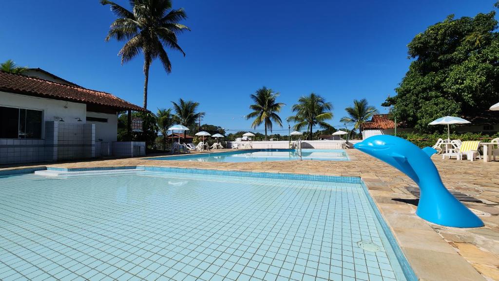 Duplex com Hidro em Condomínio Luxo com 3 Praias في انغرا دوس ريس: مسبح به زلاقة بلاستيكية زرقاء