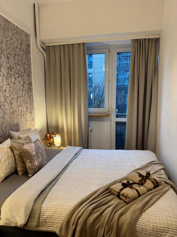 En eller flere senge i et værelse på Spacious 2 bedroom Apartment in Warsaw Centre, Fast Wi-Fi, Self Check In, Family & Work Friendly
