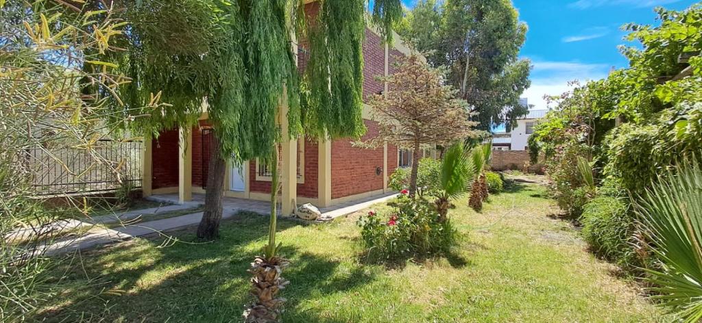 El Encuentro في لاس غروتاس: منزل في حديقة فيها اشجار ونباتات