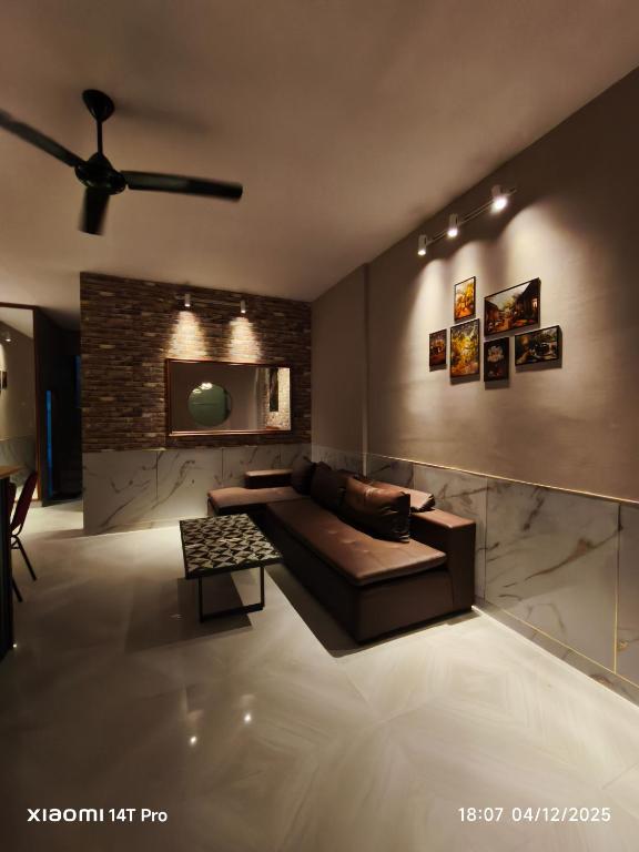 ein Wohnzimmer mit einer Couch und einem Deckenventilator in der Unterkunft Biệt Thự 3 Phòng Ngủ A1-03 in Ðức Hòa