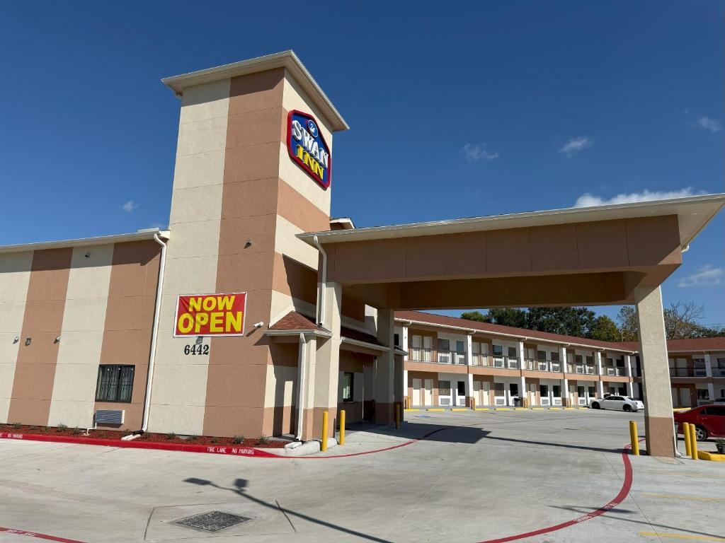 ein neues offenes Schild vor einem Hotel in der Unterkunft Swan inn in Houston