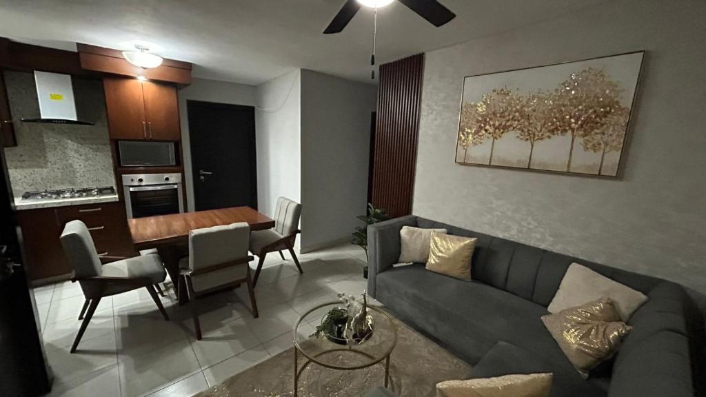 una sala de estar con un sofá y una mesa en Bonita casa de lujo, en Ciudad Obregón