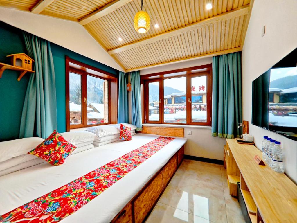 Un pat sau paturi într-o cameră la Hanfox HOTEL寒香阁 , CHINA Snow Town Store