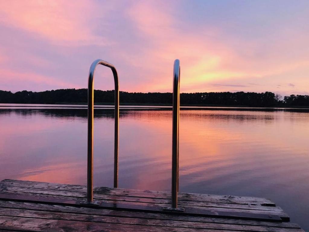 Gable house Ruppin Lake في Karwe: رصيف ذو عمودين في وسط بحيرة