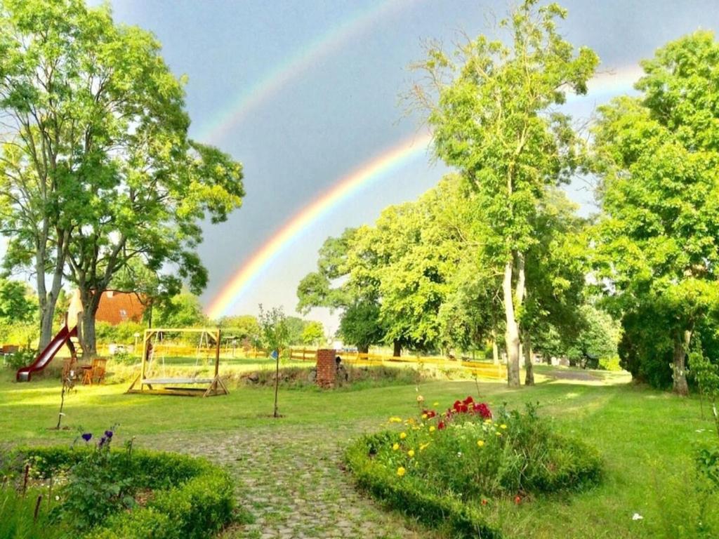 2 with large garden, playground and pool في Sommerstorf: قزاز في السماء فوق حديقة مع ملعب