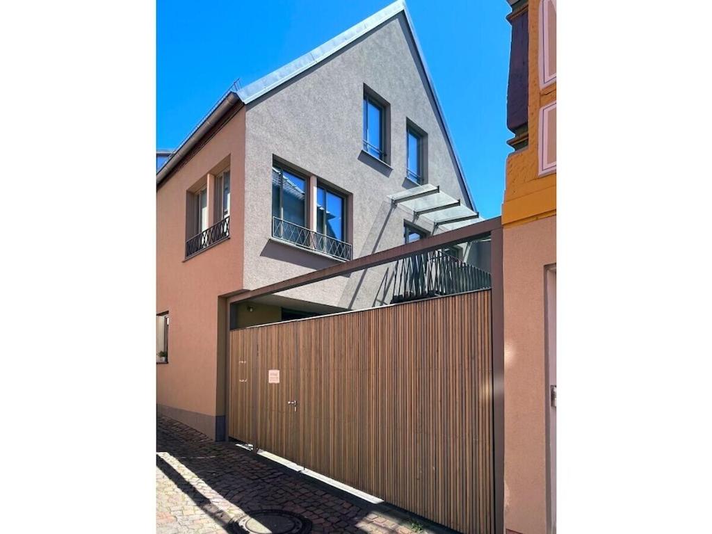 una imagen de una casa con una valla de madera en Holiday home Cityhouse WG 9, en Marktheidenfeld