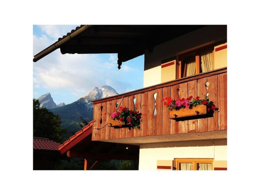 ein Balkon mit zwei Blumenkästen an einem Gebäude in der Unterkunft Hoher Göll in Punzenlehen in Engedey