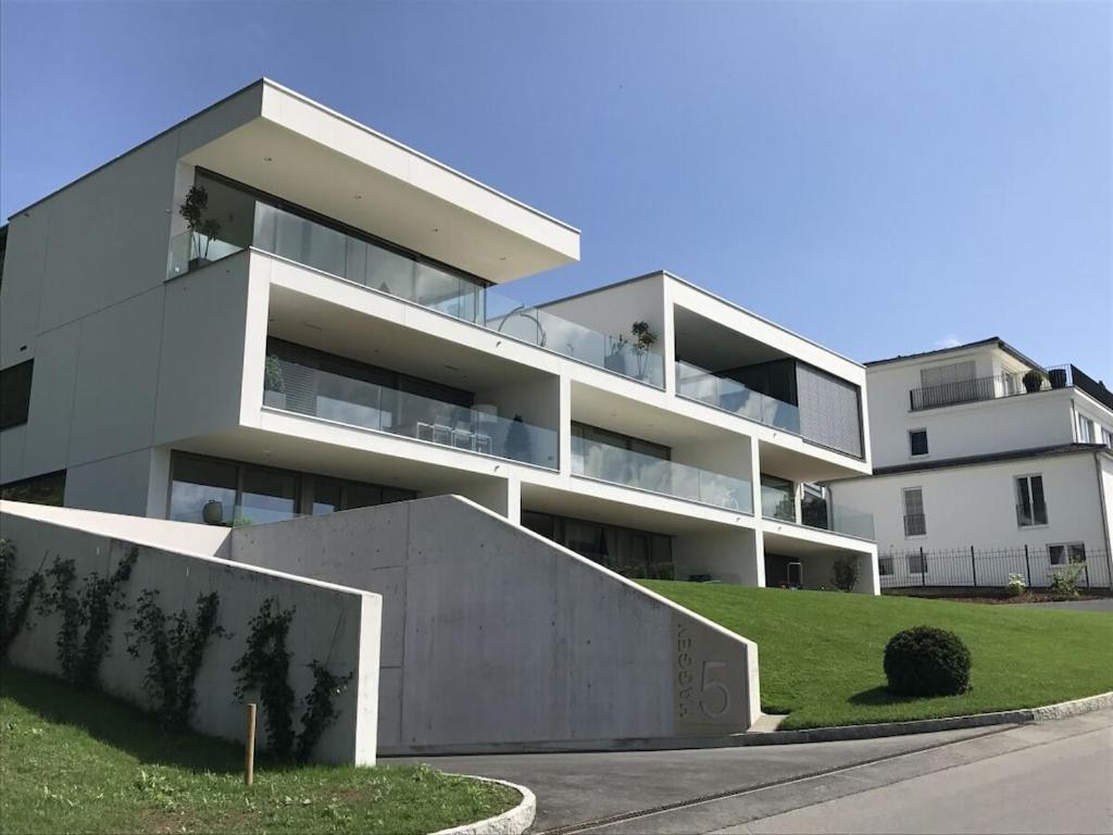 un gran edificio de apartamentos blanco con césped enfrente en Holiday apartment with 1 bedroom, en Tannenbach