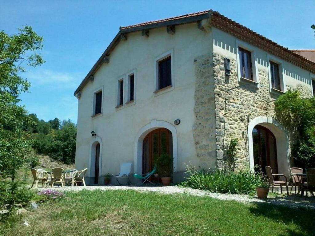 Το κτήριο όπου στεγάζεται  η παραθεριστική κατοικία