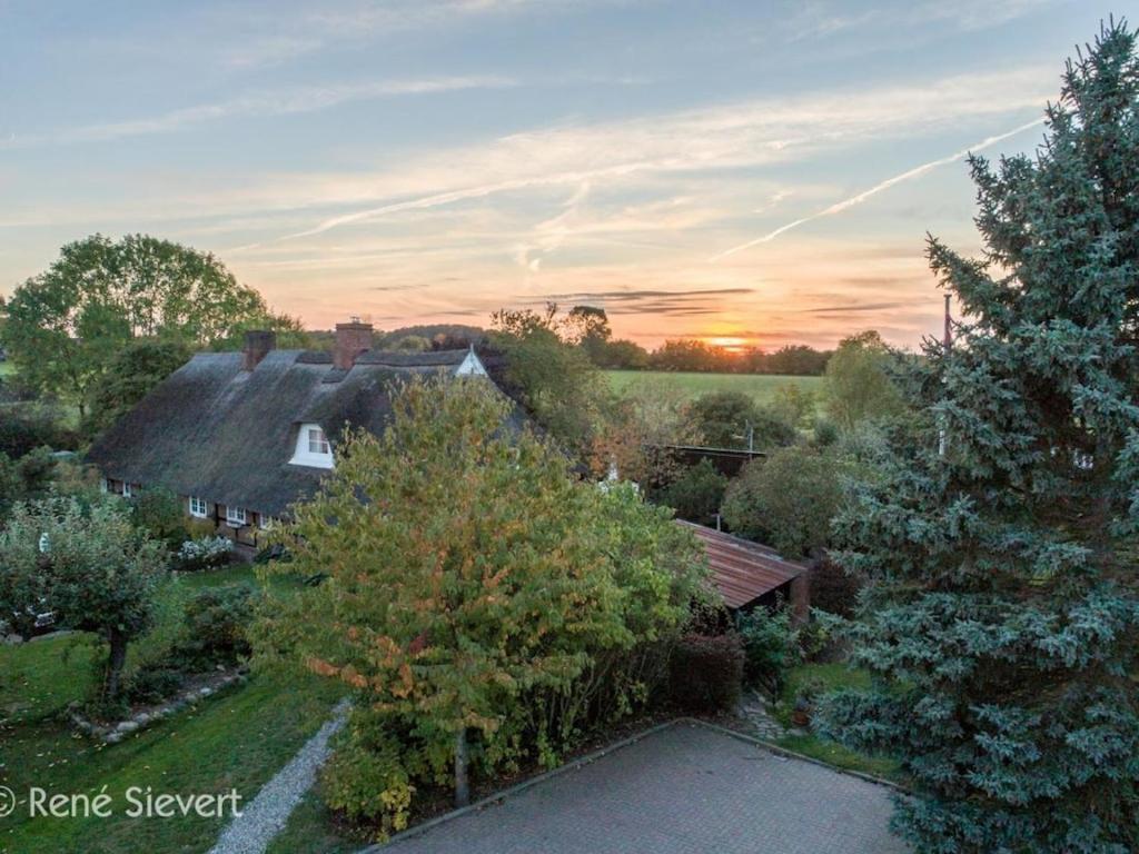 una vista aérea de una casa con techo en Country House Kühren, en Lütjenburg