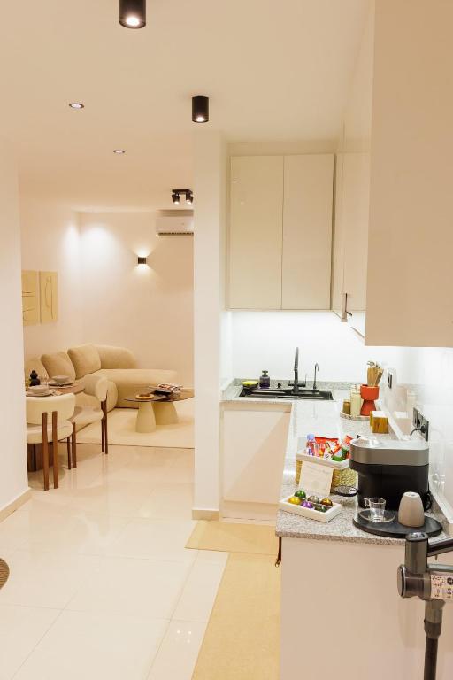 una cucina e un soggiorno con un divano e un tavolo di Studio Luma Dakar a Dakar