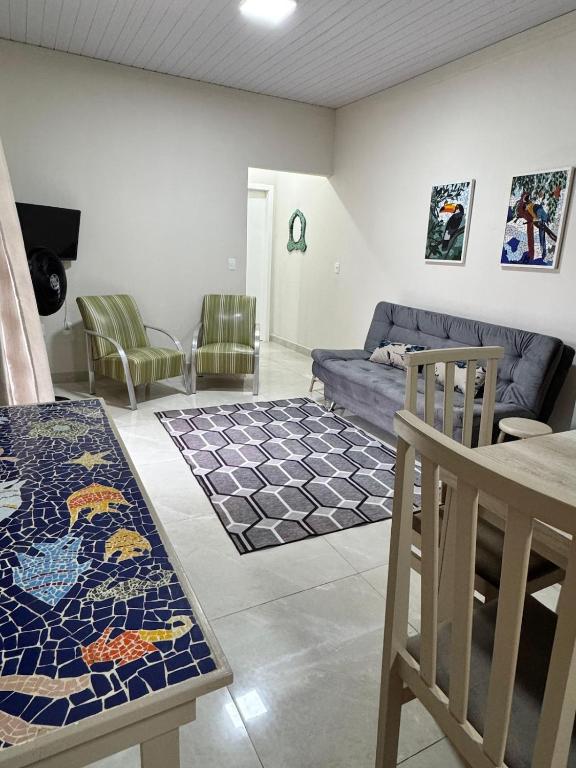 a living room with a couch and a table at Casa Completa litoral SC com 4 qtos com ar condicionado e Aceita Pets in Itapema