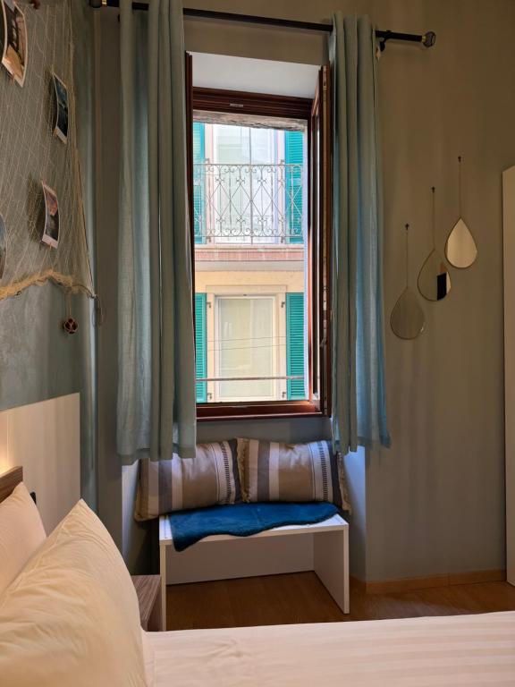 a bedroom with a bed and a window at Centro Storico Suites Sarnico in Sarnico