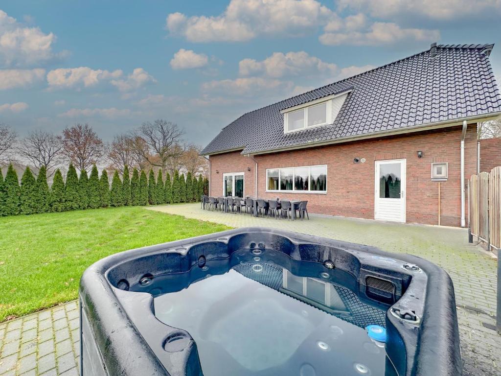 een groot zwembad voor een huis bij Landzicht in Haps