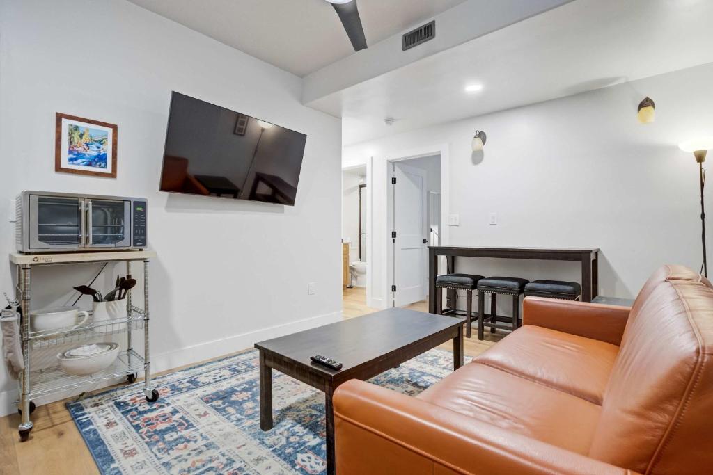 布埃纳维斯塔Hacienda Chiquita! Centrally Located Private Basement的客厅里有一张沙发和一张桌子。