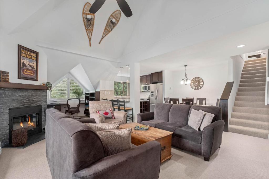 Χώρος καθιστικού στο 3BR in Gleneagle, Soaker Tub with Skylight, Wood Burning Fireplace, Spacious Layout