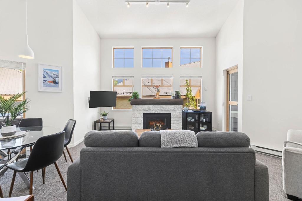 Χώρος καθιστικού στο 3BR in Tyndall Stone Lodge, Village Location with Olympic Plaza Views, Fireplace, Hot Tub