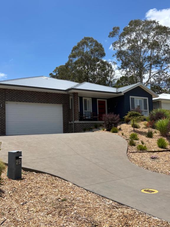 Bundanoon Rochester Guest House في بوندانون: منزل مع ممر أمامه