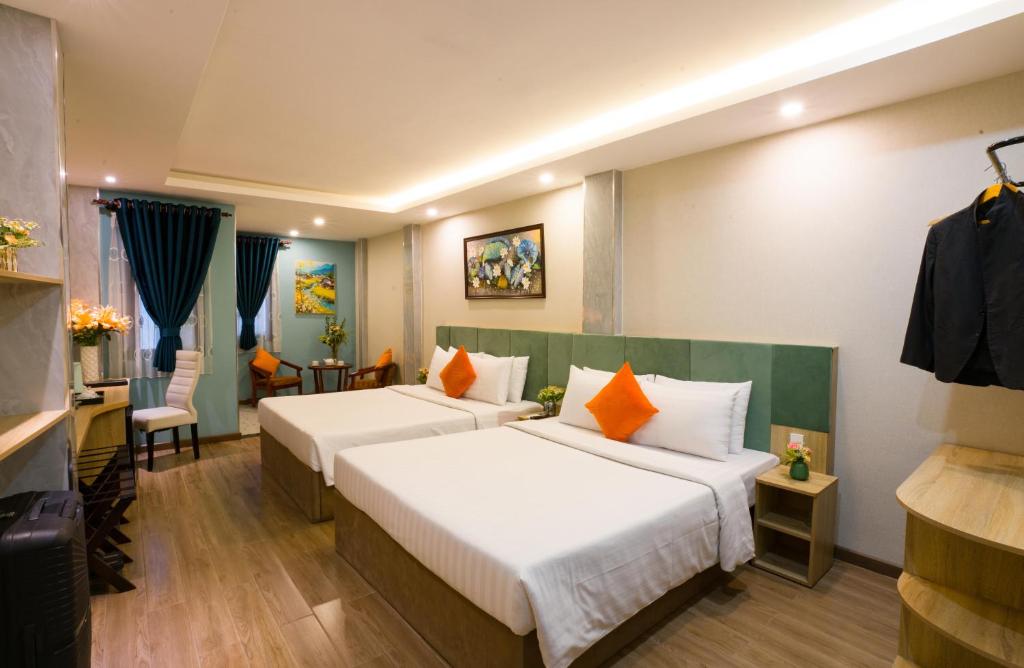 Postel nebo postele na pokoji v ubytování Sunrise Central Hotel