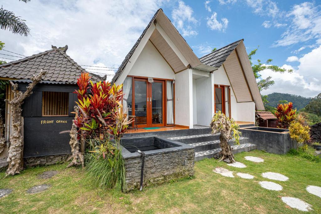 a small house with a garden in front of it at Break Villa Kintamani in Kintamani