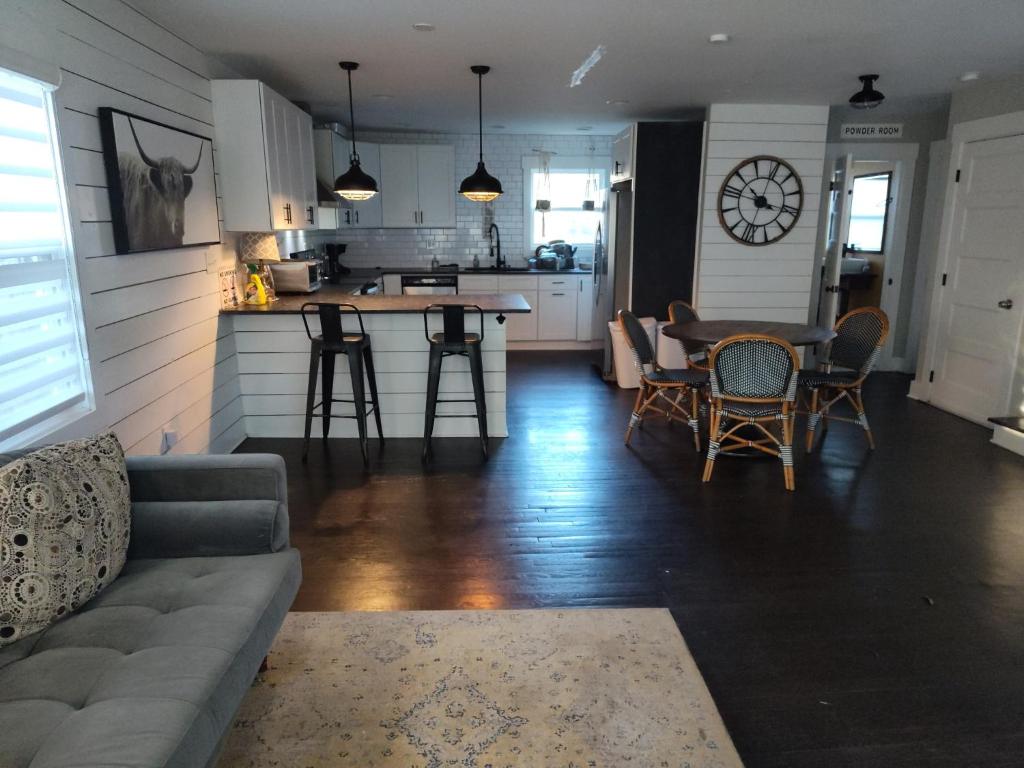 Гостиная зона в Stylish Lynn Iris Room 2 Private Bath