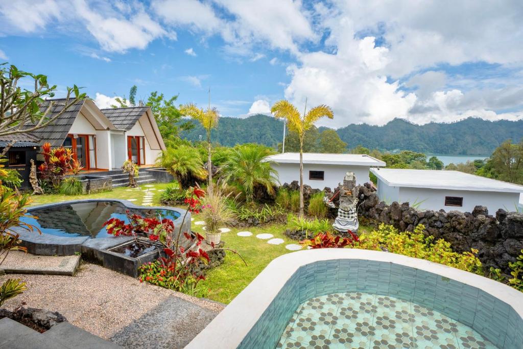 a house with a garden and a swimming pool at Break Villa Kintamani in Kintamani