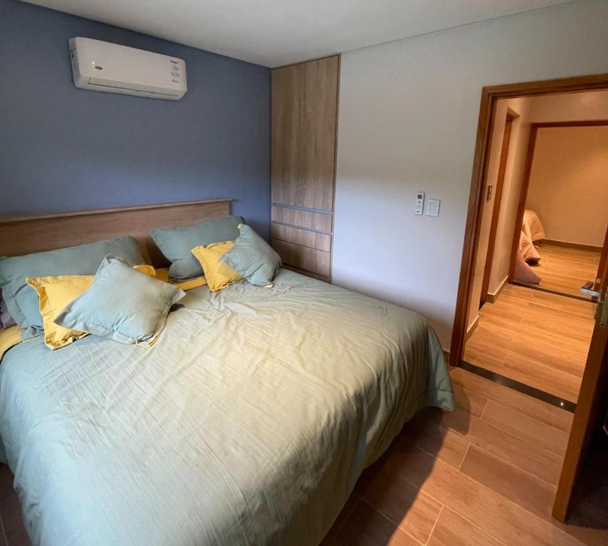 un dormitorio con una cama y un espejo en Rent House, en El Rodeo