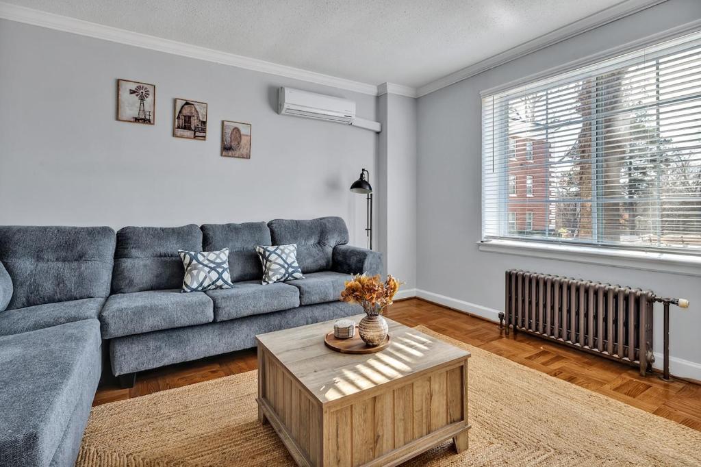 Posezení v ubytování 1st Floor 2BD Near Duke & Downtown