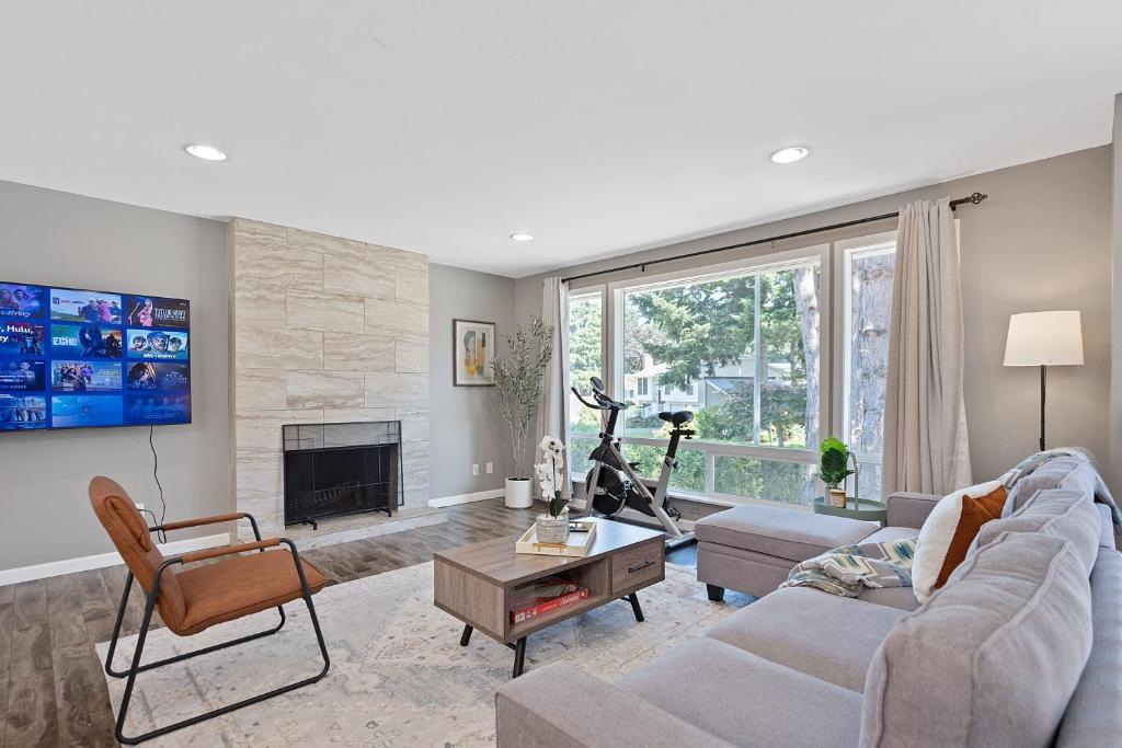 Телевизор и/или развлекательный центр в Chic Kirkland Home Overlooking Windsor Vista Park