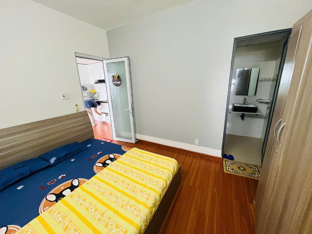 a small room with a bed and a bathroom at Tom coffee and home stay in Thôn Mỹ Phước
