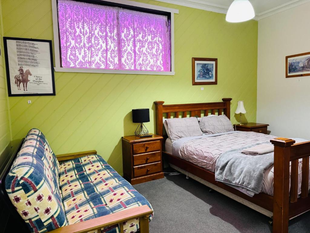 True Blue Two - Friends & You في شيفيلد: غرفة نوم بها سرير وكرسي ونافذة