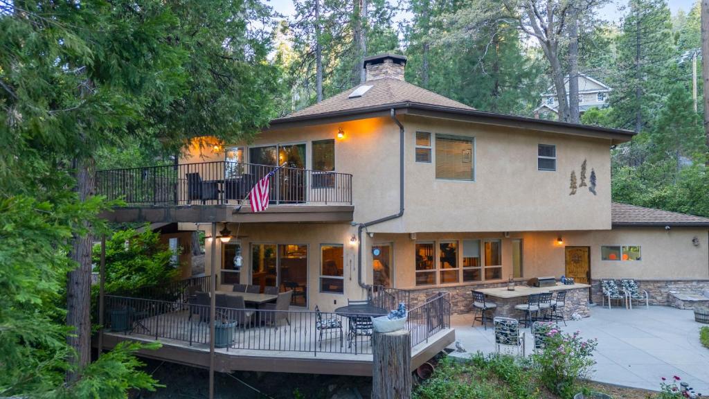 a large house with a deck and a patio at The Fairway Hideaway by AvantStay Game Room Outdoor Dining Near Lake Arrowhead in Lake Arrowhead