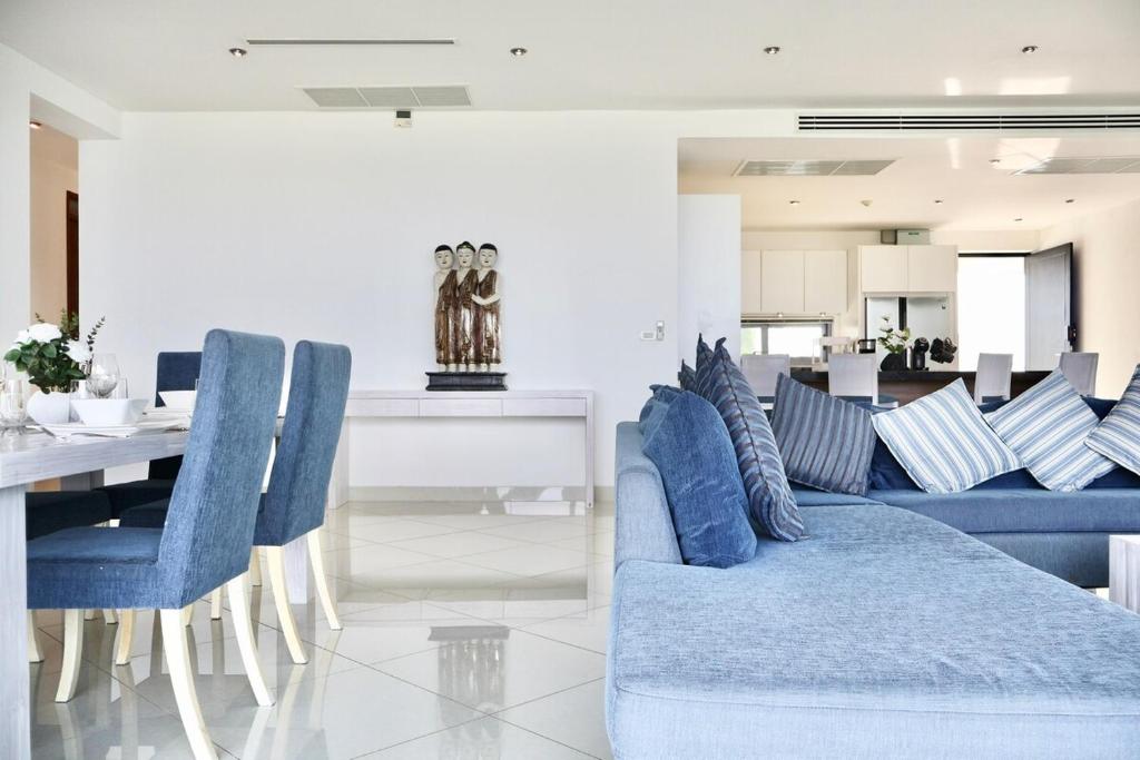 Гостиная зона в Surin Beach - 3BR Penthouse - Sea View - Cozy Private Pool