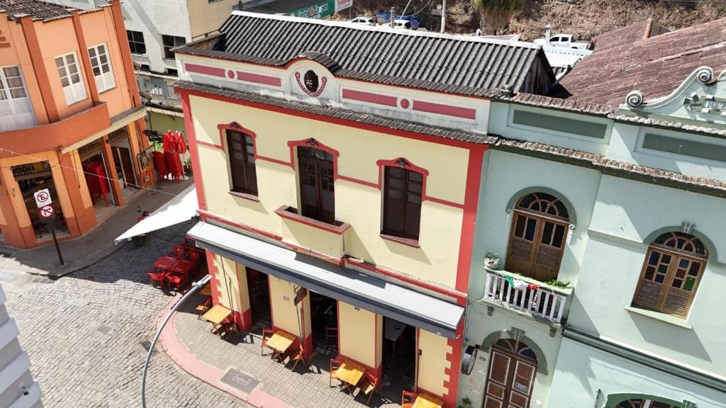 une vue aérienne d'un bâtiment dans une ville dans l'établissement Pousada Elite, à Santa Teresa