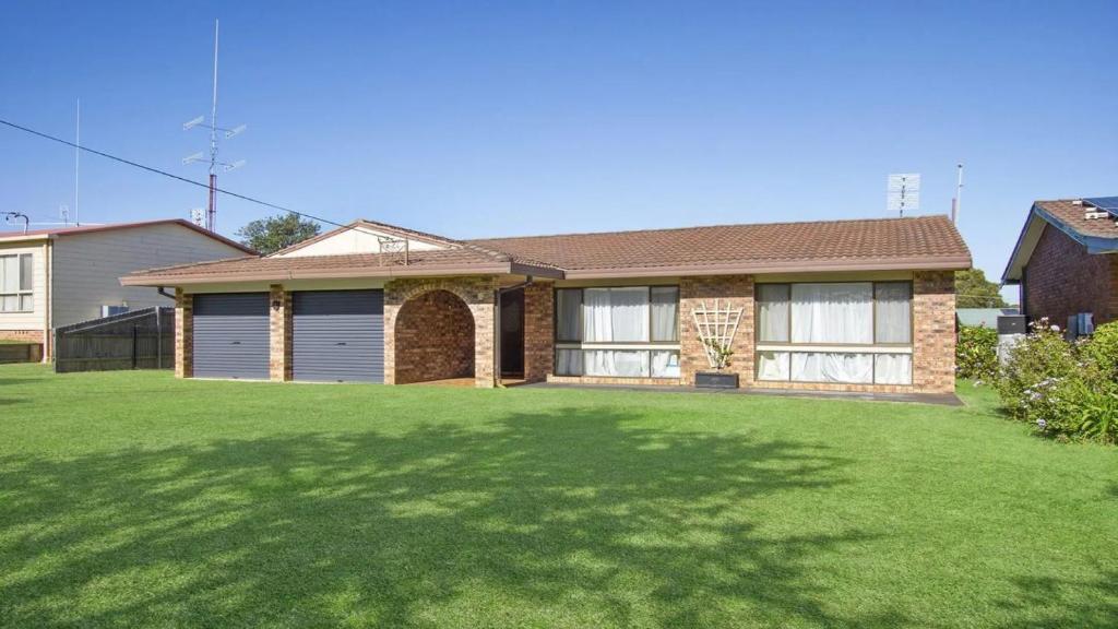 een huis met een groen gazon ervoor bij Beachway in Orient Point