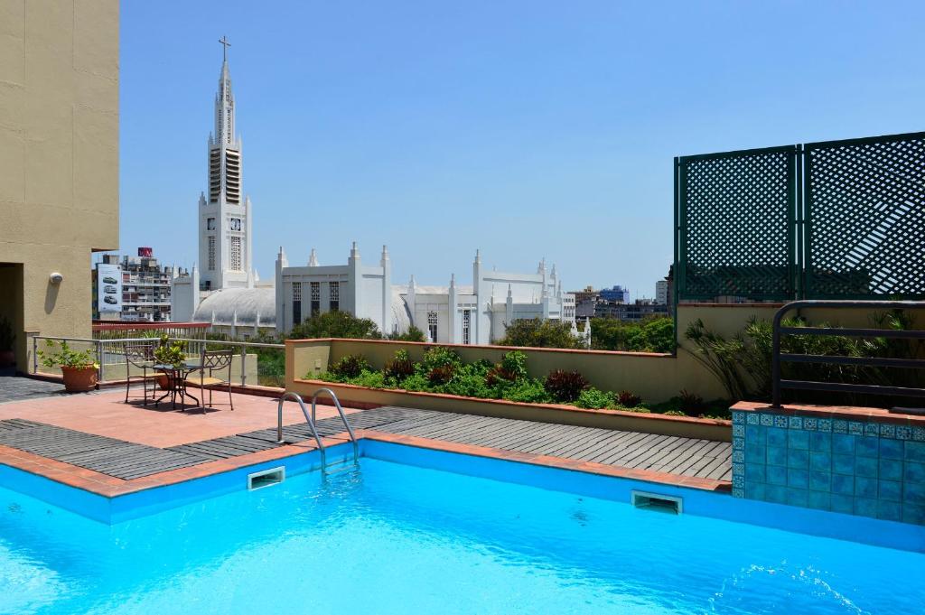 una piscina en la azotea de un edificio en Pestana Rovuma en Maputo