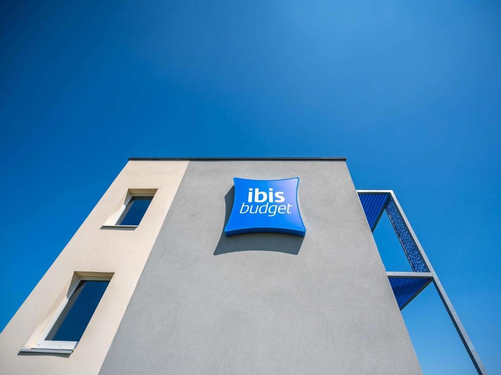 Un certificado, premio, letrero u otro documento en ibis budget Auxerre Nord