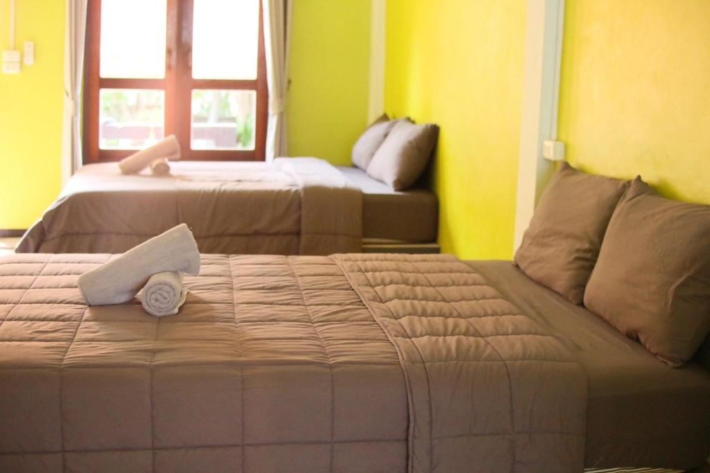 Ένα ή περισσότερα κρεβάτια σε δωμάτιο στο ชรัส รีสอร์ท เกาะล้าน