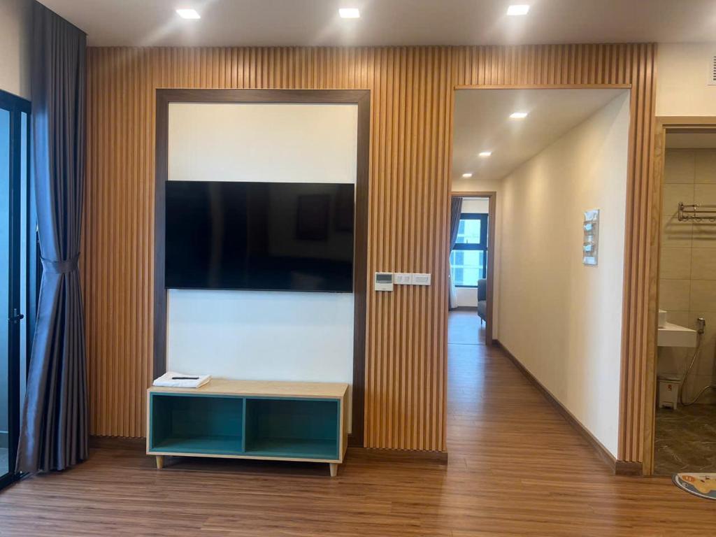 a hallway with a door and a table in a room at FLC Quy Nhơn-Hotel View Biển-TT Thành Phố-Hồ Bơi 4 Mùa-QN Apartment in Quy Nhon