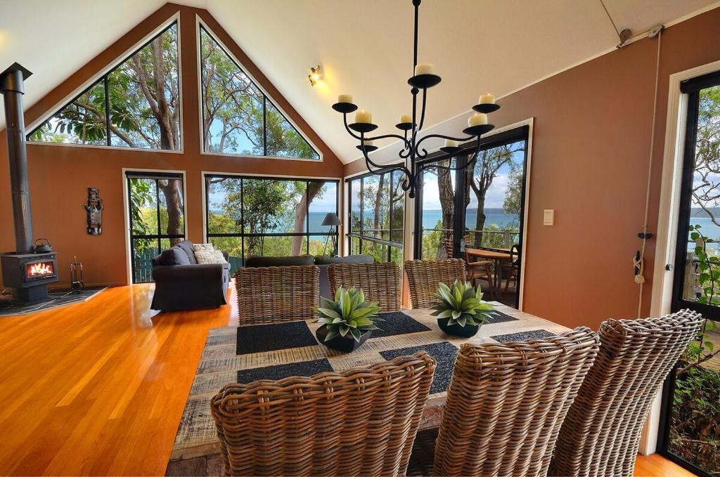 Et opholdsområde på Private Luxury Island Retreat with Panoramic Bay Views