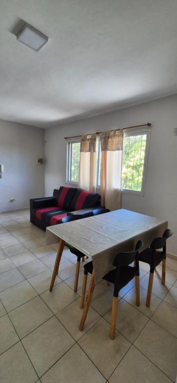 ein Wohnzimmer mit einem Tisch und einem Sofa in der Unterkunft Dpto céntrico san lorenzo in San Lorenzo