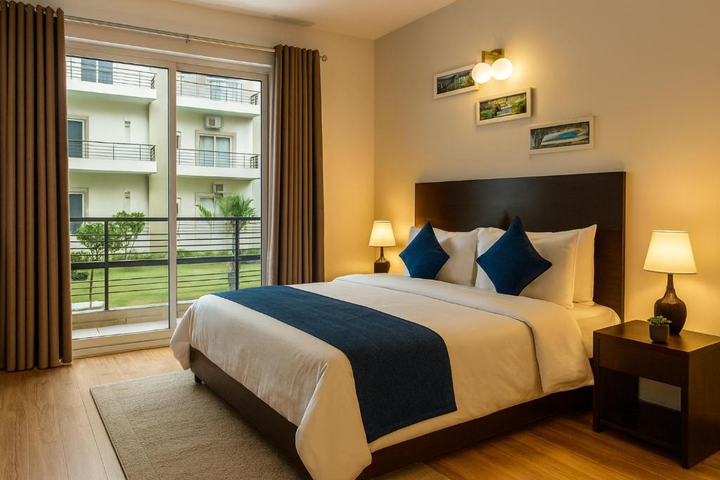 Ένα ή περισσότερα κρεβάτια σε δωμάτιο στο The Amber Signature Vrindavan # A Luxury Hotel With #Lift# Parking# Ac Rooms# & Elegant interior # Near Prem Mandir