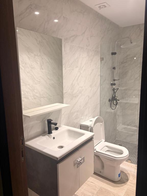 un bagno con lavandino, WC e doccia di Choix a Kenitra