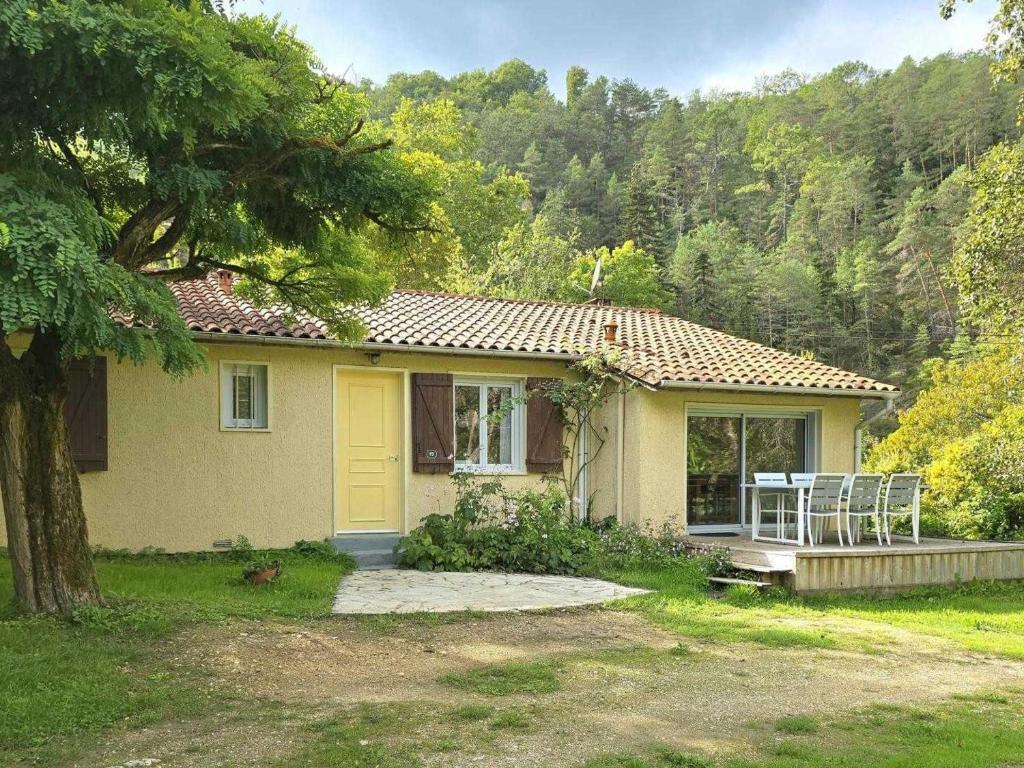 una pequeña casa amarilla con puerta amarilla en Gîte rural à Saint-Cybranet avec piscine privée, animaux admis - FR-1-616-502, en Saint-Cybranet