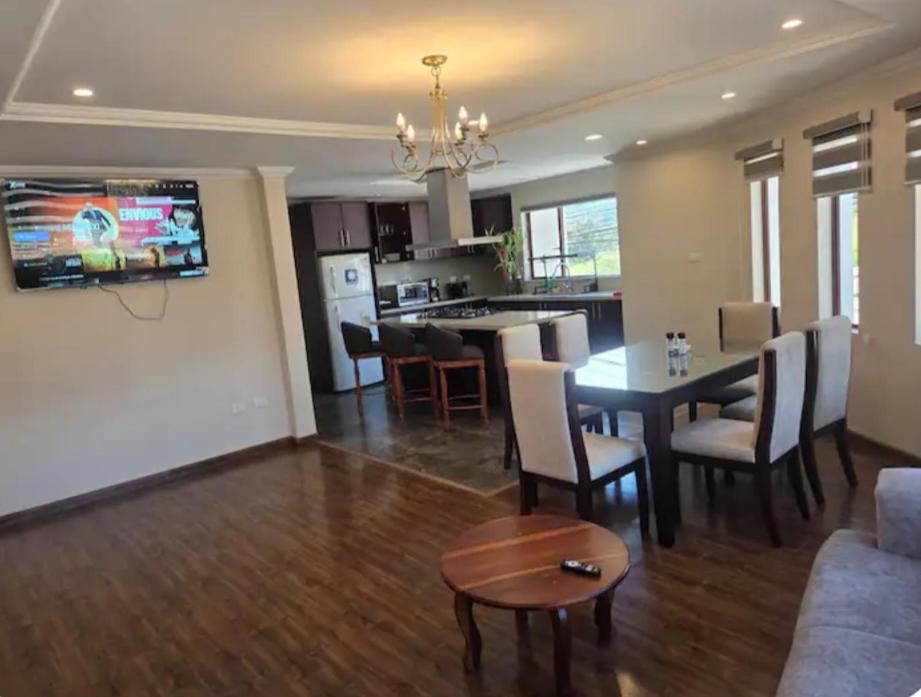 Et tv og/eller underholdning på Hospedaje cerca del aeropuerto