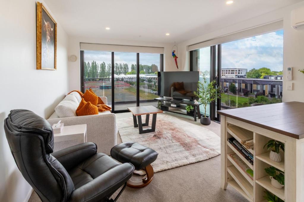 una sala de estar con un sofá y una silla en Manchester Square Urban Stay - Easy To Everything, en Christchurch