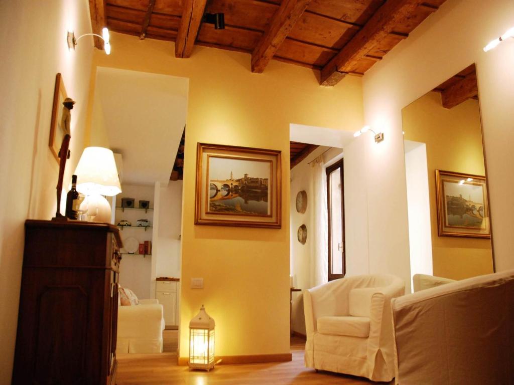 uma sala de estar com um sofá, cadeiras e um candeeiro em Stella Luxury Home em Verona