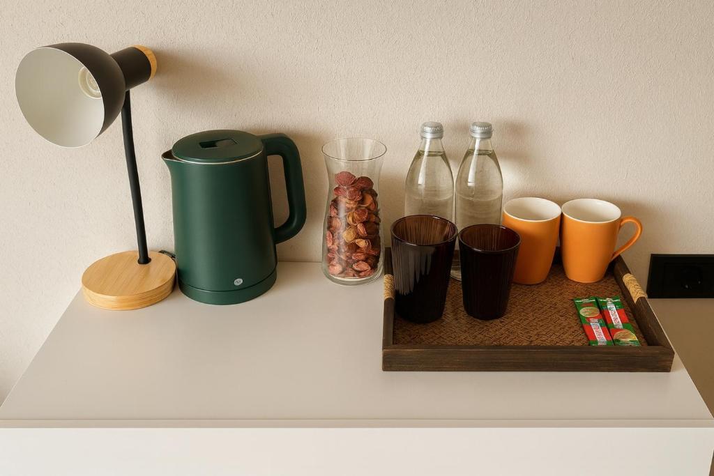 Příslušenství pro přípravu čaje a kávy v ubytování CenterPoint Thong Sala