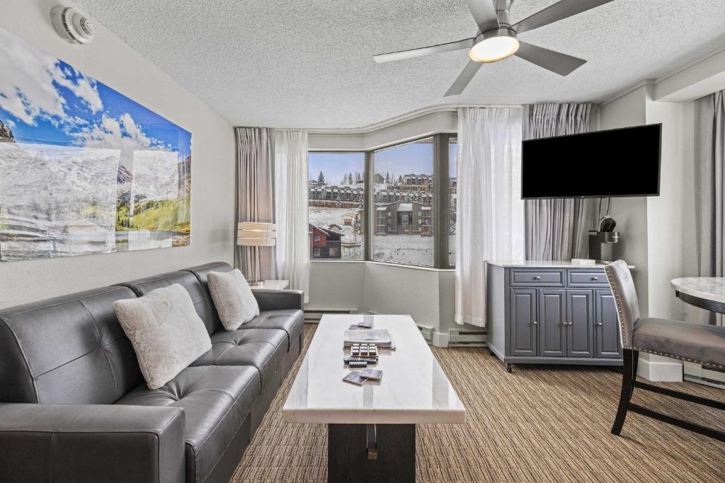 TV/trung tâm giải trí tại Corner condo with Pool Hot Tub Ski In-Out