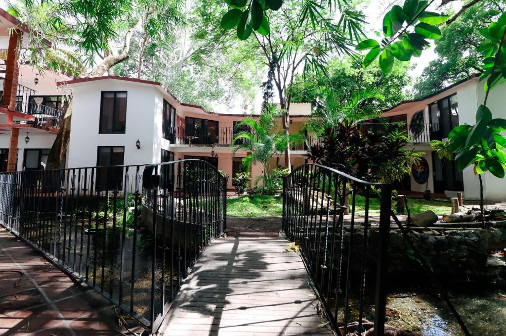 een ijzeren hek voor een gebouw bij Hotel Boutique Canto Del Agua in Chiconcuac